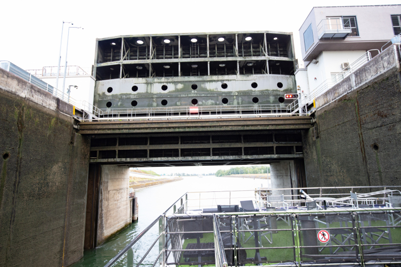 In the lock, gate closing