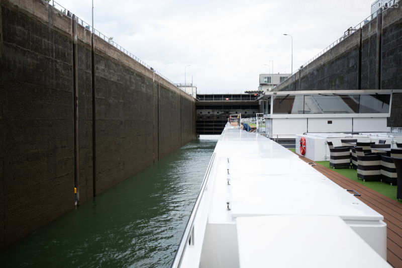 In the lock, gate closing